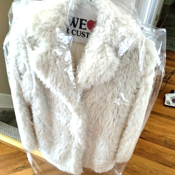 Forever 21 Jackets & Blazers - FOREVER 21 Faux fur jacket